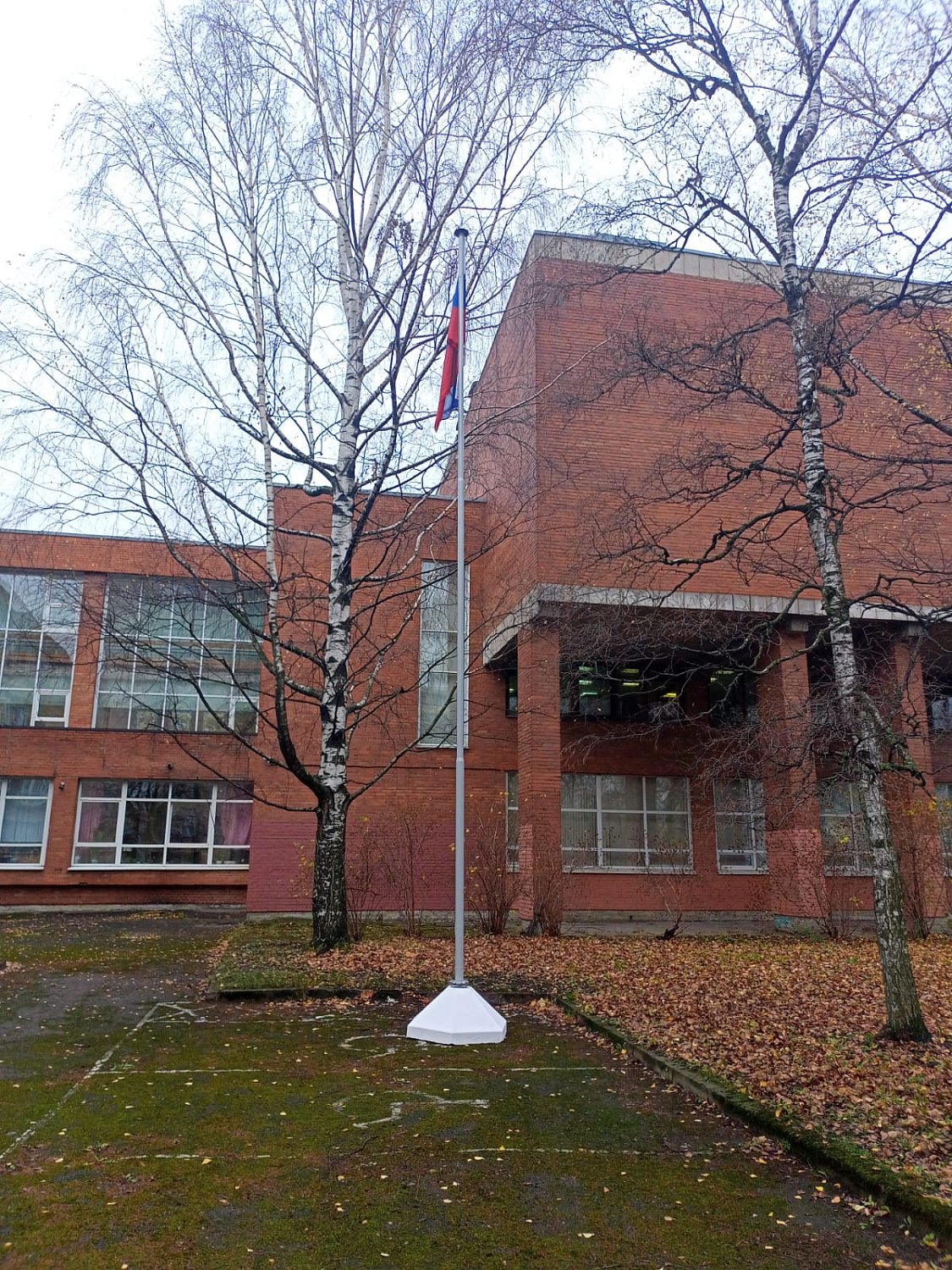 Установка флагштоков у учебных заведений 